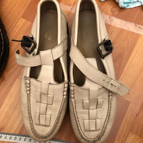 G.H. Bass & Co. Cream Loafers - Picture 3 of 6